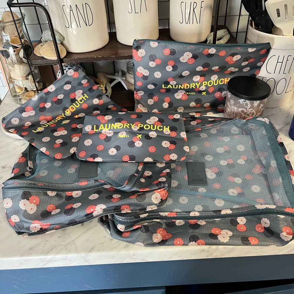 Floral set of packing cubes - one medium And one large size plus three laundry - Picture 3 of 6